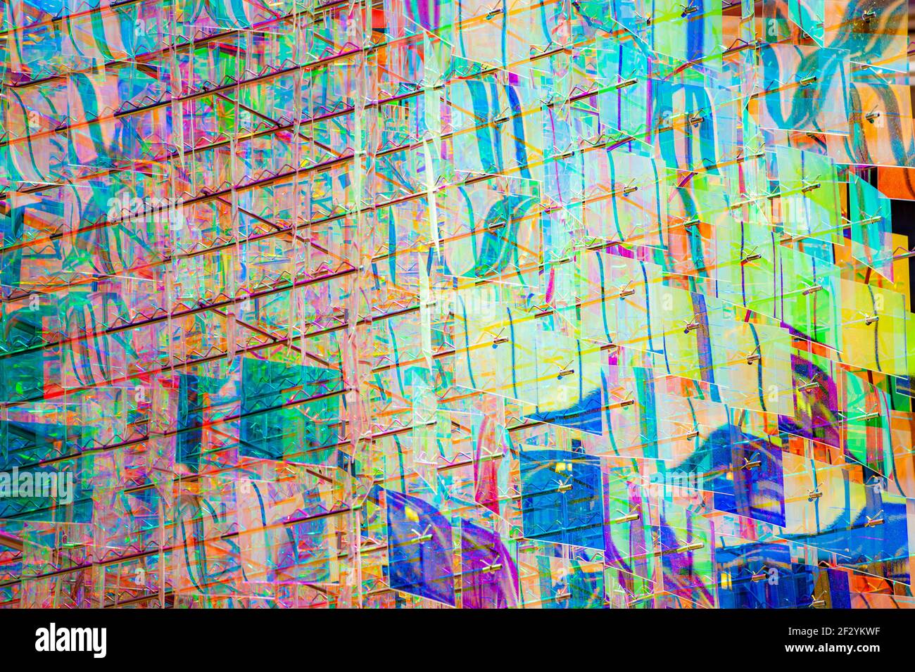Dichroischer Würfel (2018), Detail. Innenskulptur von George Sherwood. Wind, Wellen und Licht: Art in Motion Ausstellung. Tower Hill Botanic Garden, MA, USA Stockfoto