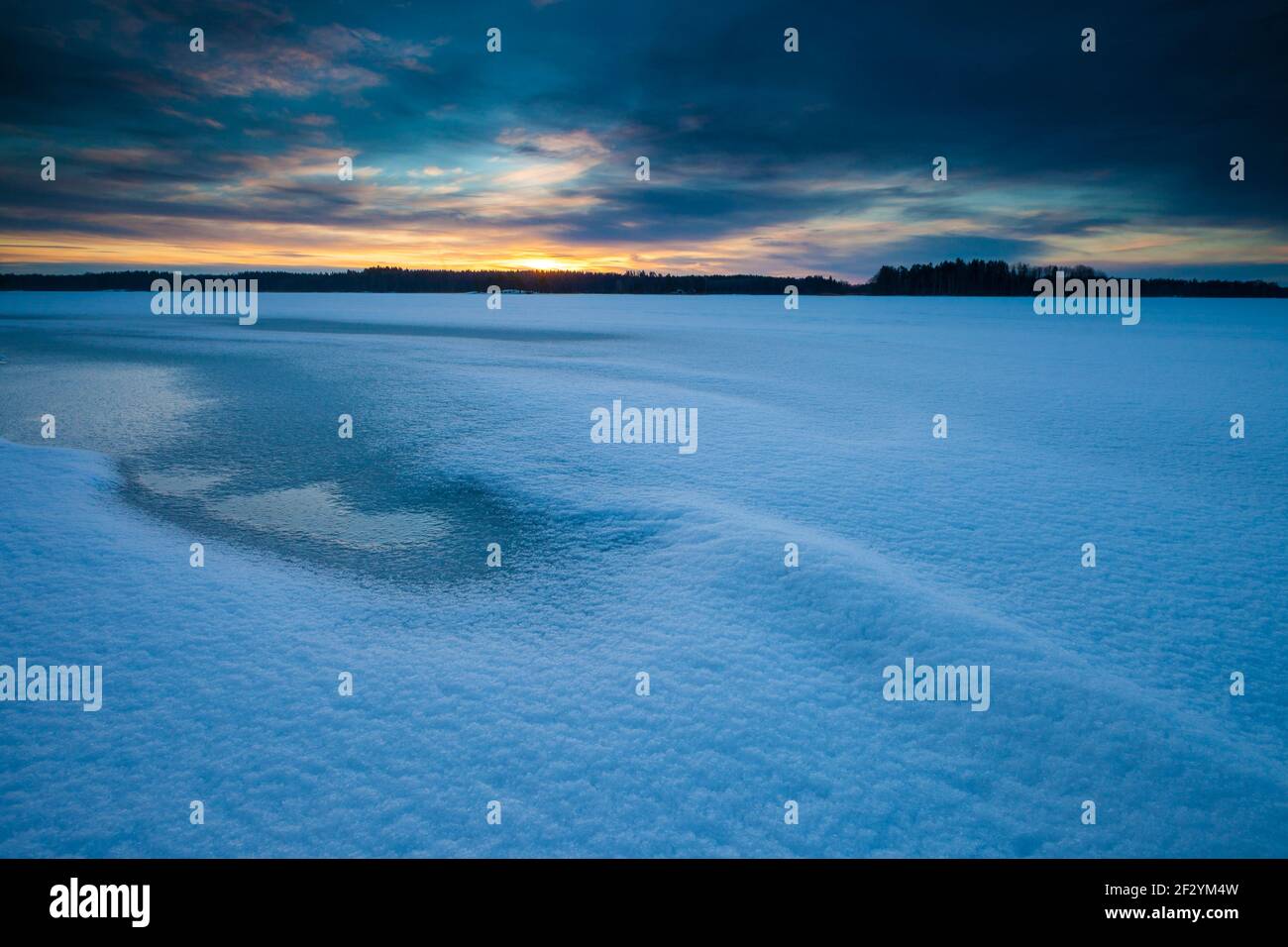 Früher Wintermorgen mit Eis- und Schneeformationen am See Vansjø in Østfold, Norwegen. Stockfoto