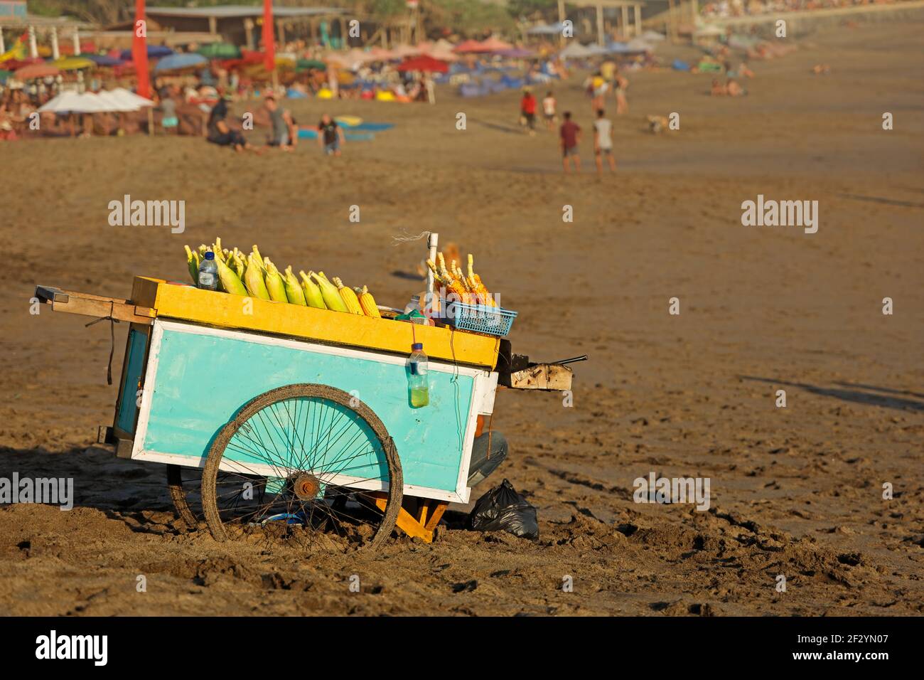 Wagen eines Straßenverkäufers mit geröstetem Mais zum Verkauf an einem Sandstrand - Bali, Indonesien Stockfoto