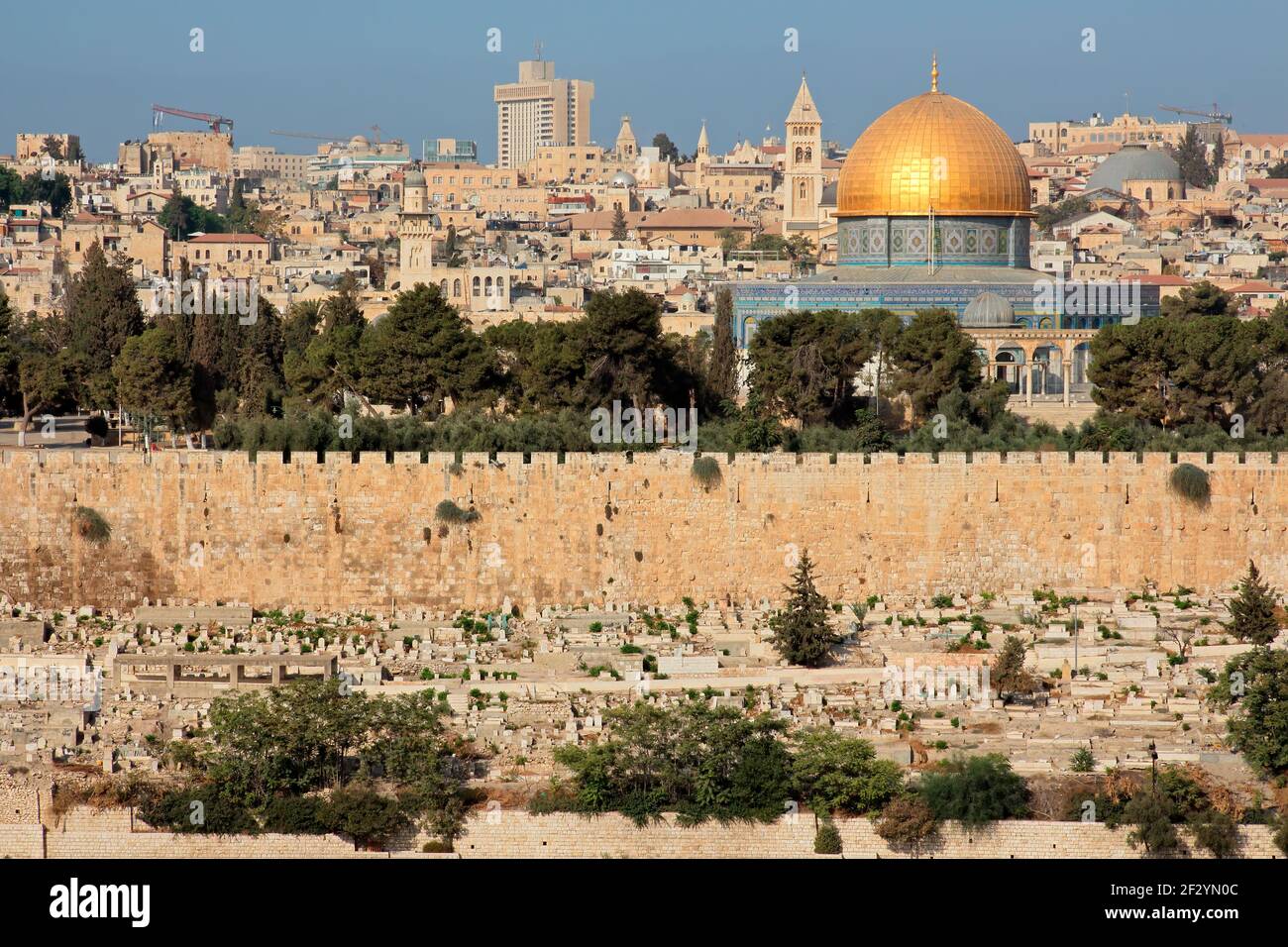 Stadt Jerusalem mit dem Gold-gekrönten Kuppel des Felsens und Mauer von Jerusalem, Israel Stockfoto