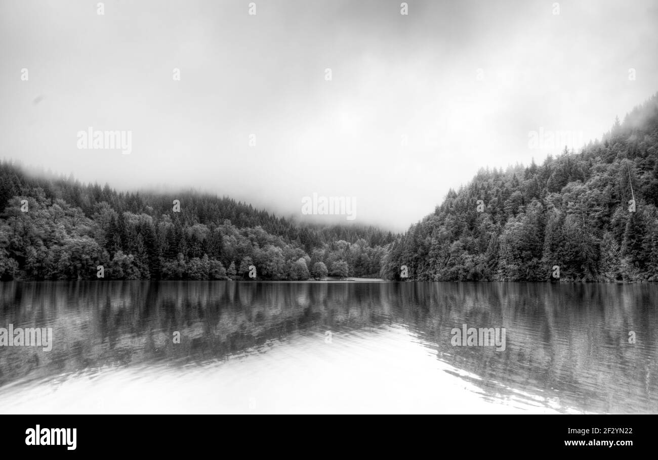 Blick über einen See an einem nebligen Herbsttag, Alice Lake Provincial Park, Vancouver, British Columbia, Kanada Stockfoto