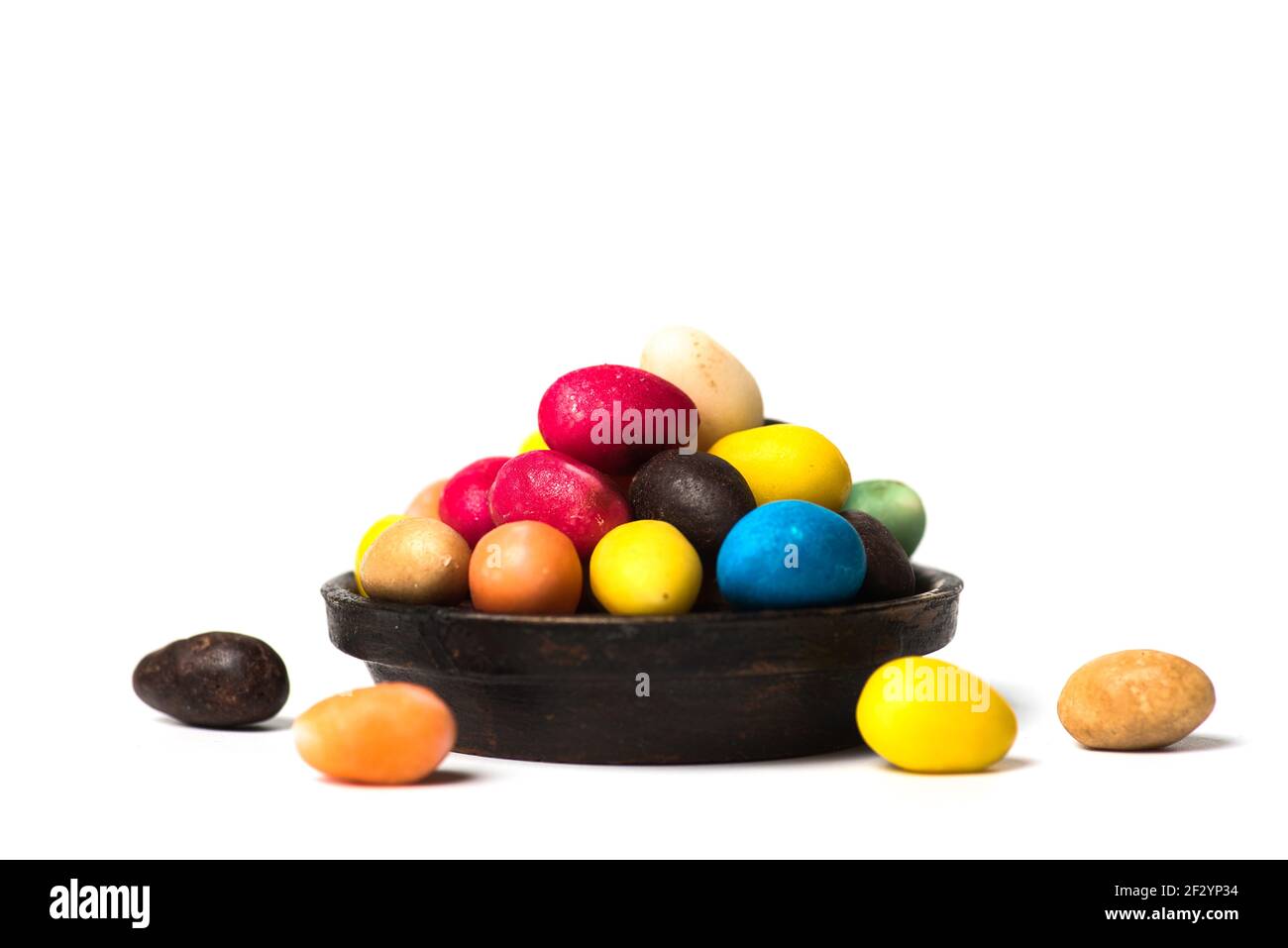 Schokolade Ostereier mit Ei Süßigkeiten auf weißem Hintergrund isoliert Mit Kopierbereich Stockfoto