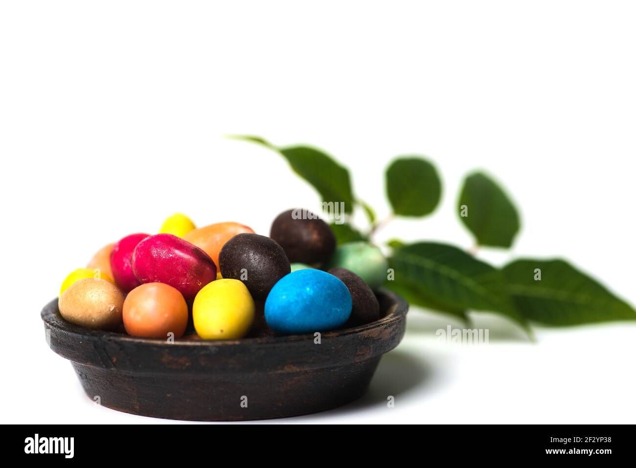 Schokolade Ostereier mit Ei Süßigkeiten auf weißem Hintergrund isoliert Mit Kopierbereich Stockfoto