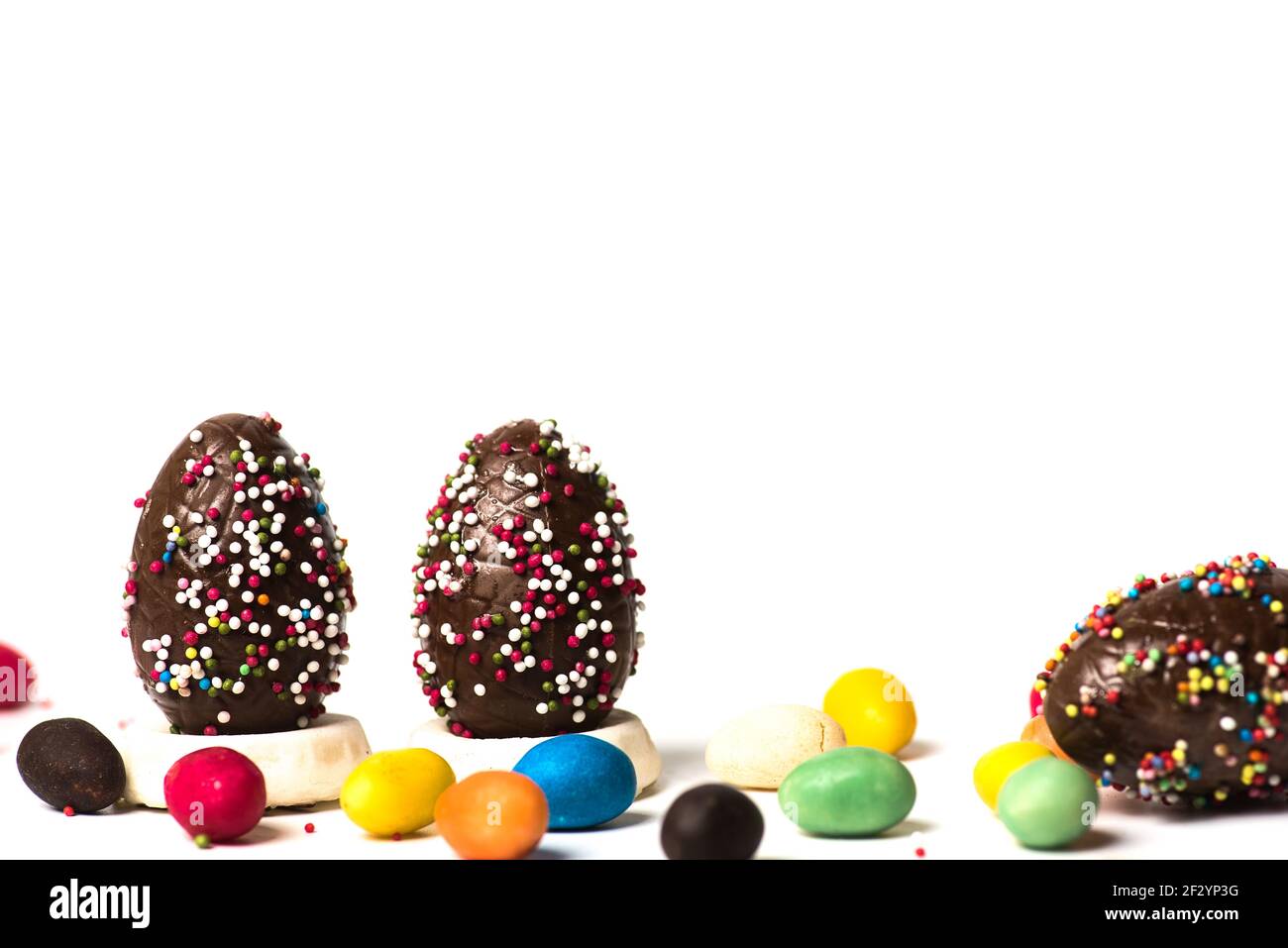 Schokolade Ostereier mit Ei Süßigkeiten auf weißem Hintergrund isoliert Mit Kopierbereich Stockfoto