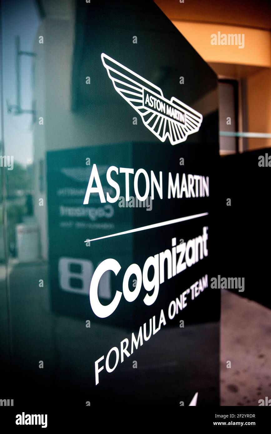 Branding im Fahrerlager, Aston Martin F1, während der Testtage vor der Saison in Sakhir, Bahrain, März 12th 2021 NUR REDAKTIONELL! Aston Martin über Kolvenbach Stockfoto