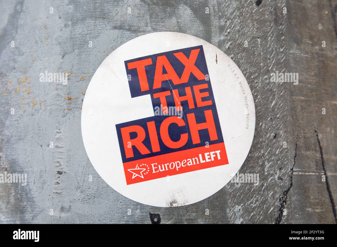 Steuern Sie die Reichen. Europäischer linker Aufkleber auf Aluminium-Straßenlichtmast im Kallio-Viertel von Helsinki, Finnland. Stockfoto