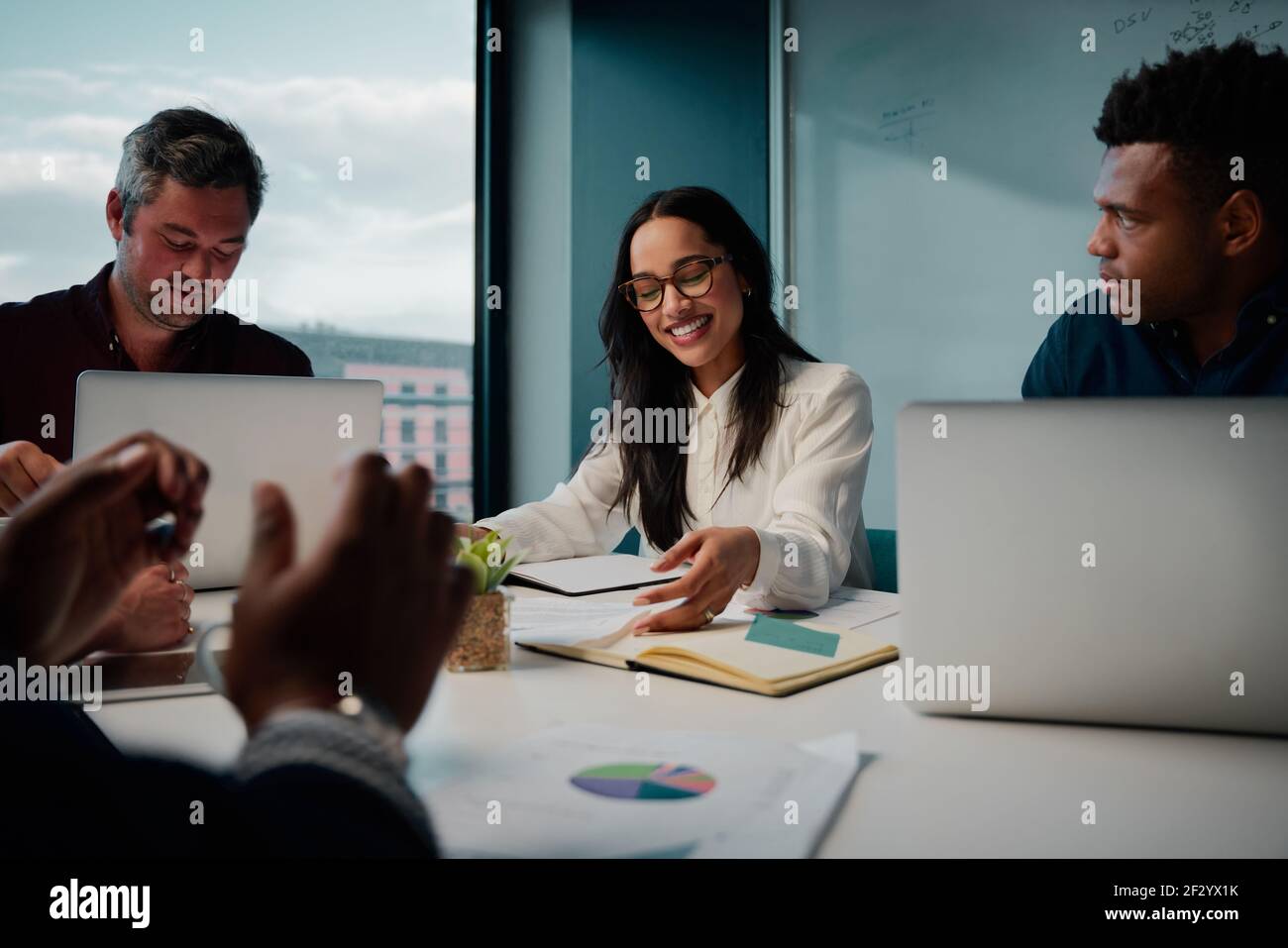 Multiethnische Geschäftsleute arbeiten im modernen Büro zusammen Stockfoto