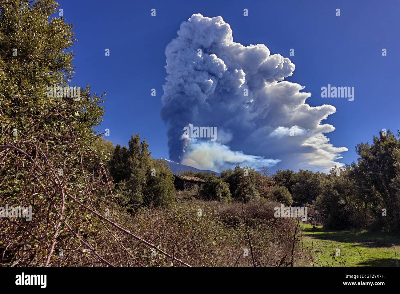 Rauchsäule der Eruption vom Vulkan Ätna in Sizilien Natur Wahrzeichen - 12. März 2021 Stockfoto