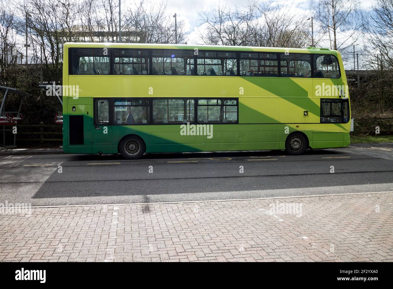 Ersatzbus für Züge am Bahnhof Warwick Parkway, Warwickshire, Großbritannien Stockfoto