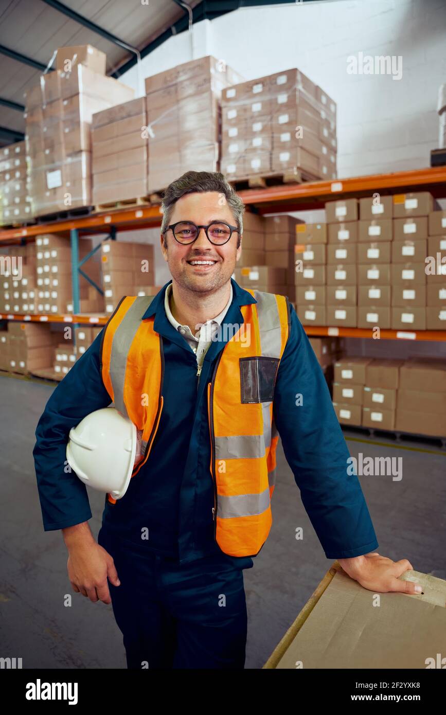 Portrait eines glücklichen männlichen Ingenieurs mit Sicherheitshardhut und In schwarzen Brillen Stockfoto
