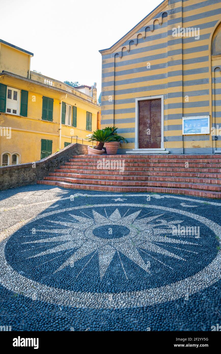 Großes Mosaik aus schwarzen und weißen Kieselsteinen vor einer Kirche in Portofino, Italien Stockfoto