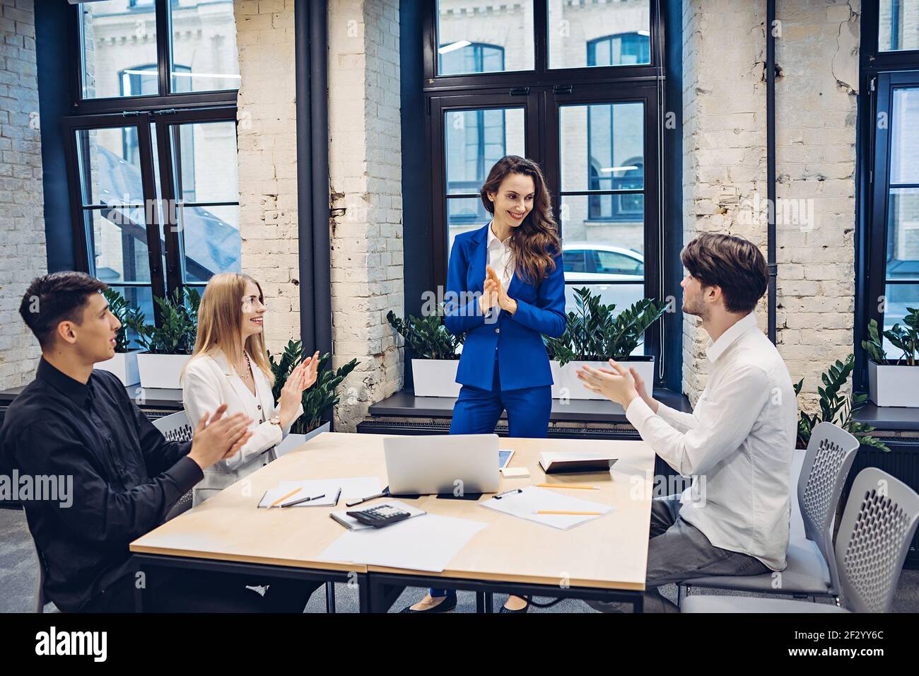 Erfolgreiche Geschäftsleute klatschen im Büro in die Hände Stockfoto