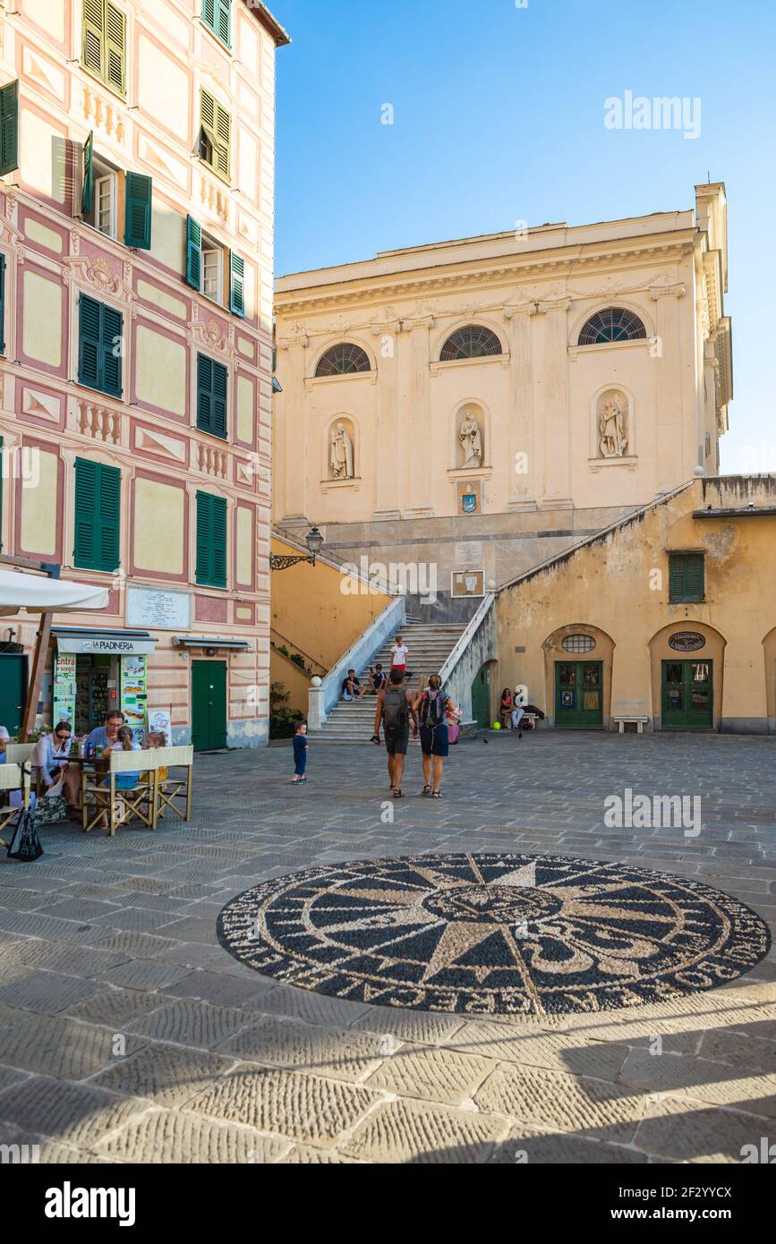 Ein großer Wind stieg mit weißen und schwarzen Kieselsteinen in der Stadt Camogli, auf der östlichen Seite von Ligurien, Italien Stockfoto
