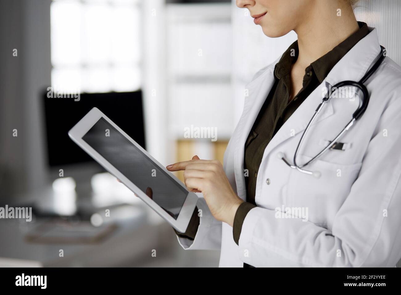 Unbekannter weiblicher Arzt mit Tablet-Computer in der Klinik. Perfekter medizinischer Service im Krankenhaus. Medizinkonzept Stockfoto