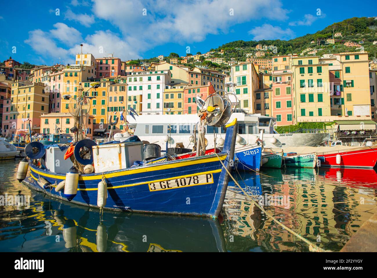 Ein blaues traditionelles Fischerboot aus Holz liegt im Hafen von Camogli, Ligurien, Italien. Angeln ist eine vorherrschende Aktivität in der kleinen Stadt Stockfoto