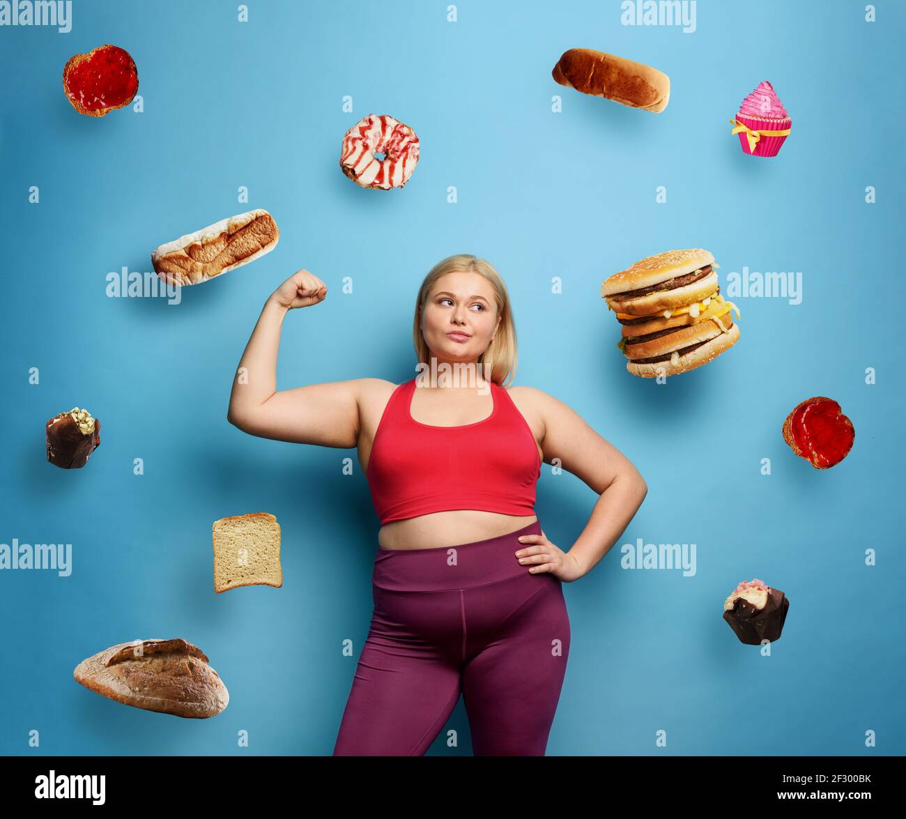 Fat Mädchen tut Fitness-Studio zu Hause. Nachdenklicher Ausdruck. Cyanfarbener Hintergrund Stockfoto
