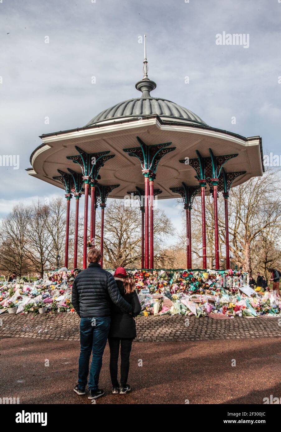 London UK 14 March 2021 ,nach der Mahnwache in der letzten Nacht, die mit Verhaftungen beendet wurde, fahren die Menschen fort, dem Bandstand in Clapham Common einen Floß zu zollen. Paul Quezada-Neiman, Alamy Live News Stockfoto