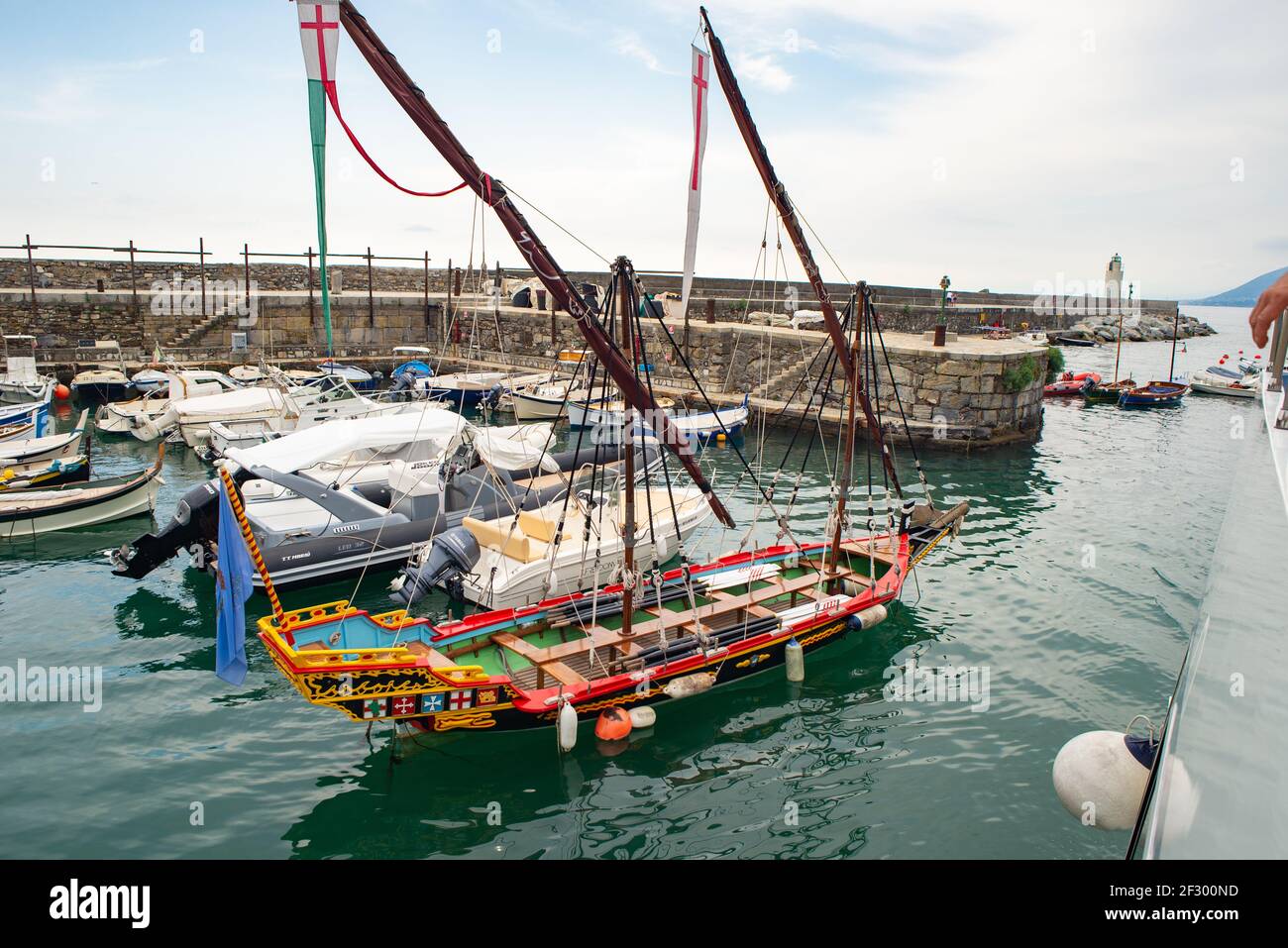 Das Boot "Dragun" ist das Symbol der Stadt Camogli, Ligurien, Italien. Es ist eine Mischung aus einem Seelachsboot und einem Ruderboot Stockfoto