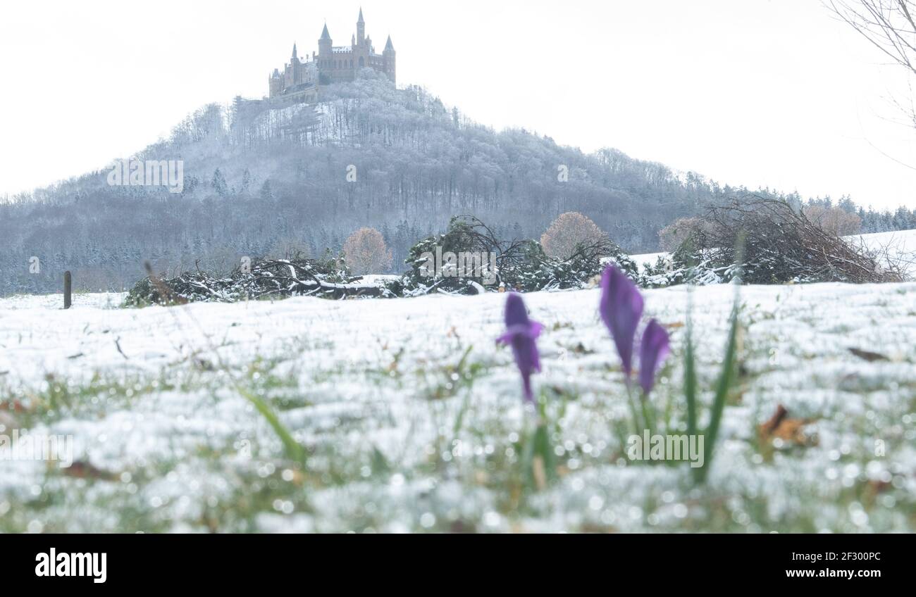 Hechingen, Deutschland. März 2021, 14th. Schnee liegt vor der Burg Hohenzollern. Am Wochenende wechselt sich der Niederschlag mit Sonne ab. Quelle: Sebastian Gollnow/dpa/Alamy Live News Stockfoto
