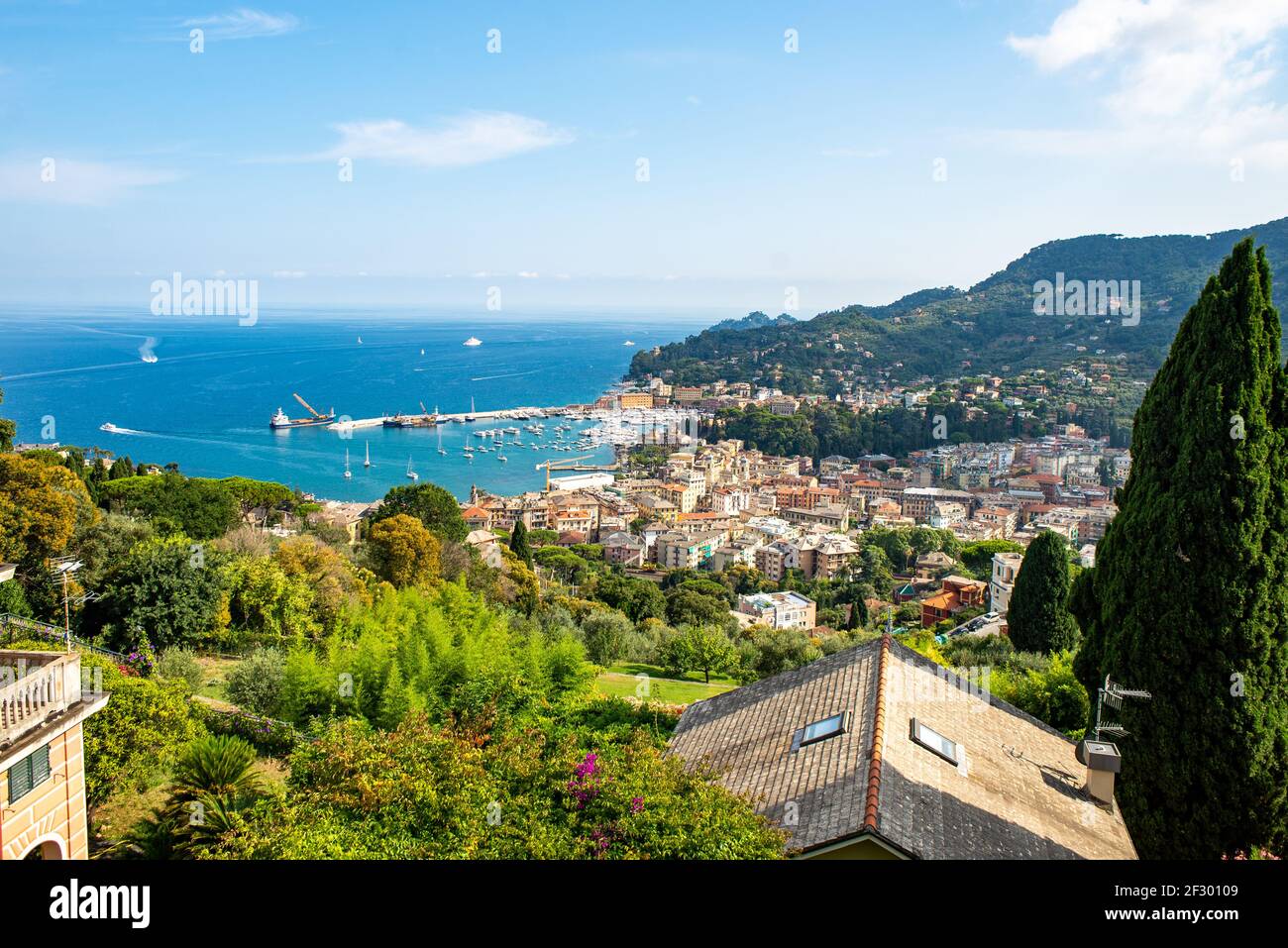 Fernansicht der Stadt Santa Margherita Ligure, Italien, von einem hohen Aussichtspunkt aus gesehen Stockfoto