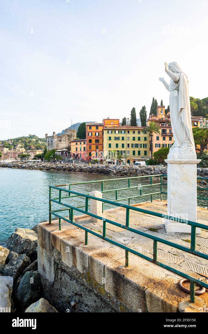Die Statue von Santa Margherita schützt den Hafen von Santa Margherita Ligure in Italien Stockfoto