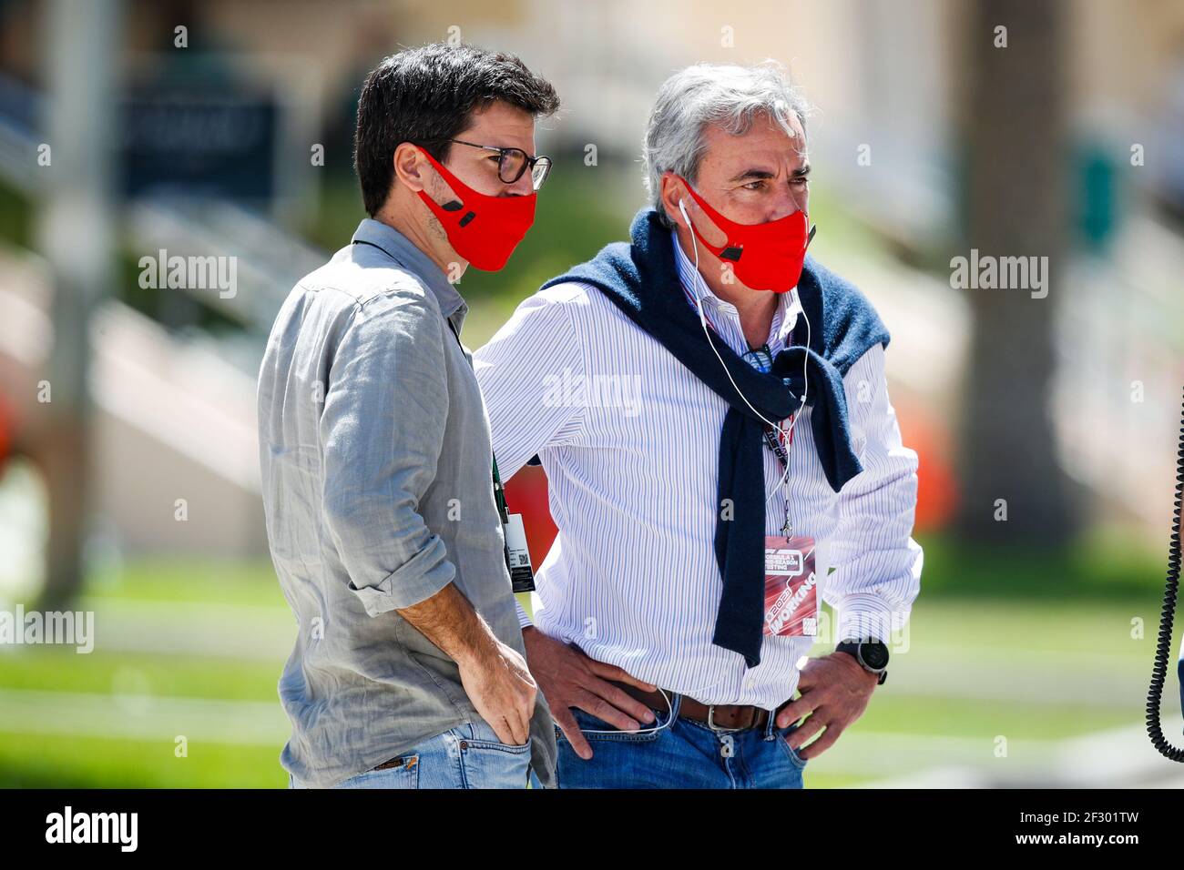 Oñoro Carlos, Cousin und Manager von Carlos Sainz, mit Carlos Sainz Senior, sein Vater im Fahrerlager während der Formel 1 Pre-Season Testing 2021 vom 12. Bis 14. März 2021 auf dem Bahrain International Circuit, in Sakhir, Bahrain - Foto Florent Gooden / DPPI Stockfoto