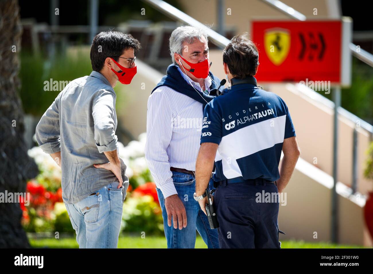 Oñoro Carlos, Cousin und Manager von Carlos Sainz, mit Carlos Sainz Senior, sein Vater im Fahrerlager während der Formel 1 Pre-Season Testing 2021 vom 12. Bis 14. März 2021 auf dem Bahrain International Circuit, in Sakhir, Bahrain - Foto Florent Gooden / DPPI Stockfoto