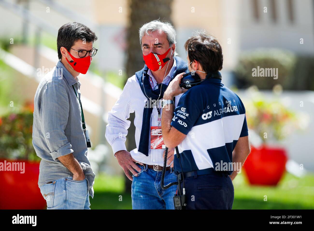 Oñoro Carlos, Cousin und Manager von Carlos Sainz, mit Carlos Sainz Senior, sein Vater im Fahrerlager während der Formel 1 Pre-Season Testing 2021 vom 12. Bis 14. März 2021 auf dem Bahrain International Circuit, in Sakhir, Bahrain - Foto Florent Gooden / DPPI Stockfoto