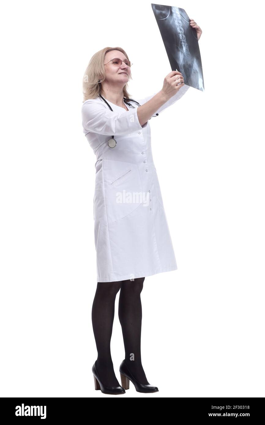 Ärztin beim Betrachen eines Röntgenstrahls. Isoliert auf einem weißen Stockfoto