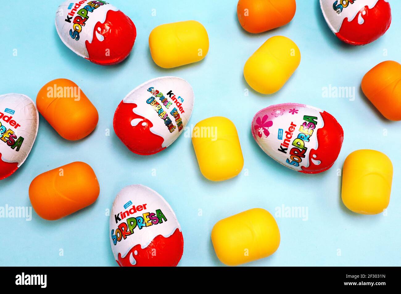 Kinder Überraschung Schokolade Eier. Kinder Überraschung ist eine Marke der Produkte in Italien, die von Ferrero. Stockfoto