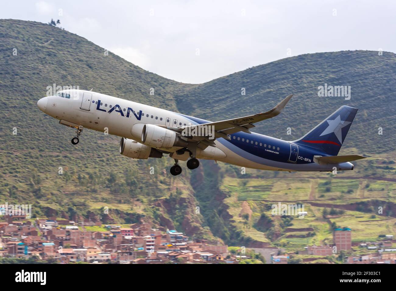 Cuzco, Peru - 2. Februar 2019: LAN Airbus A320 Flugzeug am Flughafen Cuzco (CUZ) in Peru. Airbus ist ein europäischer Flugzeughersteller mit Sitz in Toulouse, Stockfoto