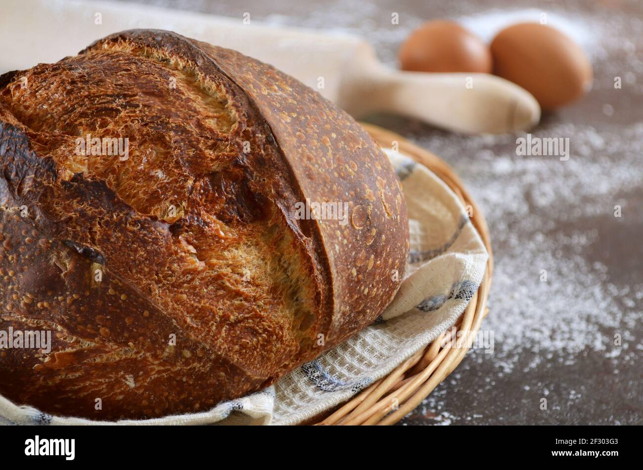 Frisch gebackenes selbstgebackenes Sauerteigbrot mit einer knusprigen Kruste Nahaufnahme, selektiver Fokus. Stockfoto