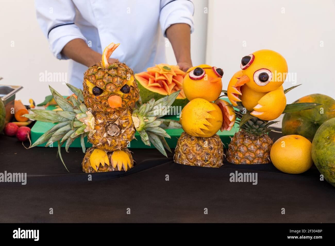 Kunstvoll geschnitztes Obst und Gemüse. Stockfoto