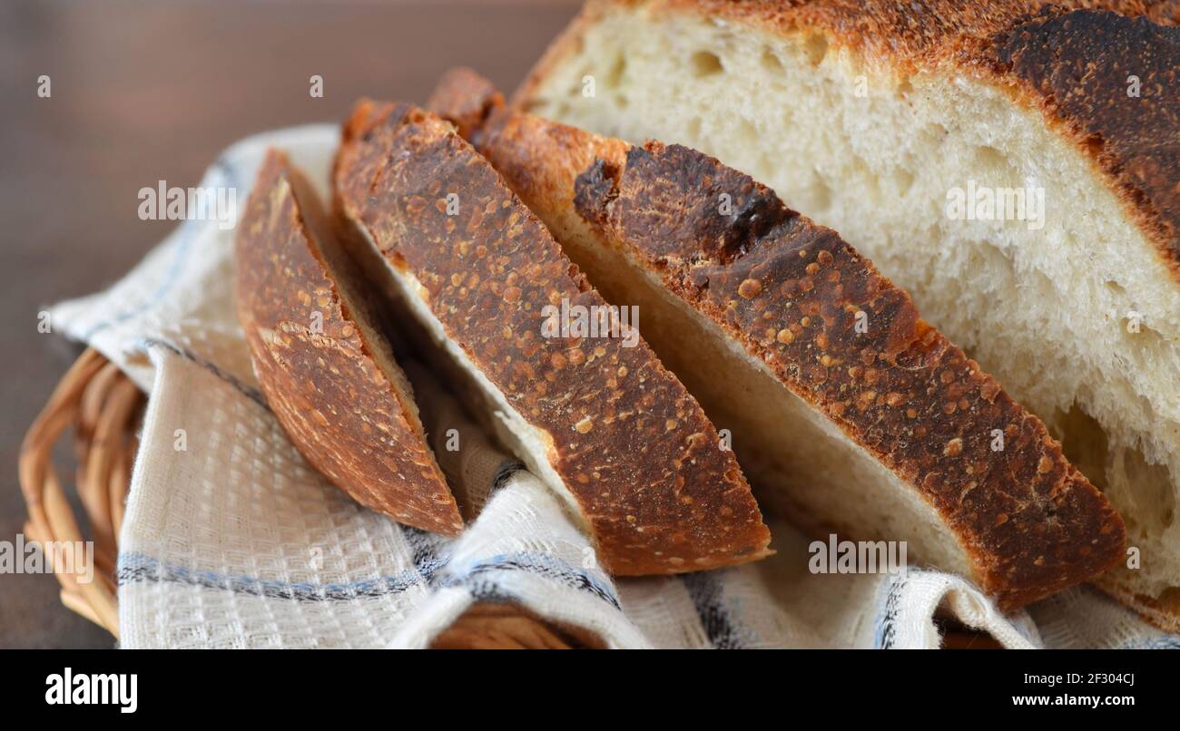 Scheiben selbstgebackenes Brot mit einer knusprigen Kruste Nahaufnahme, selektiver Fokus. Stockfoto