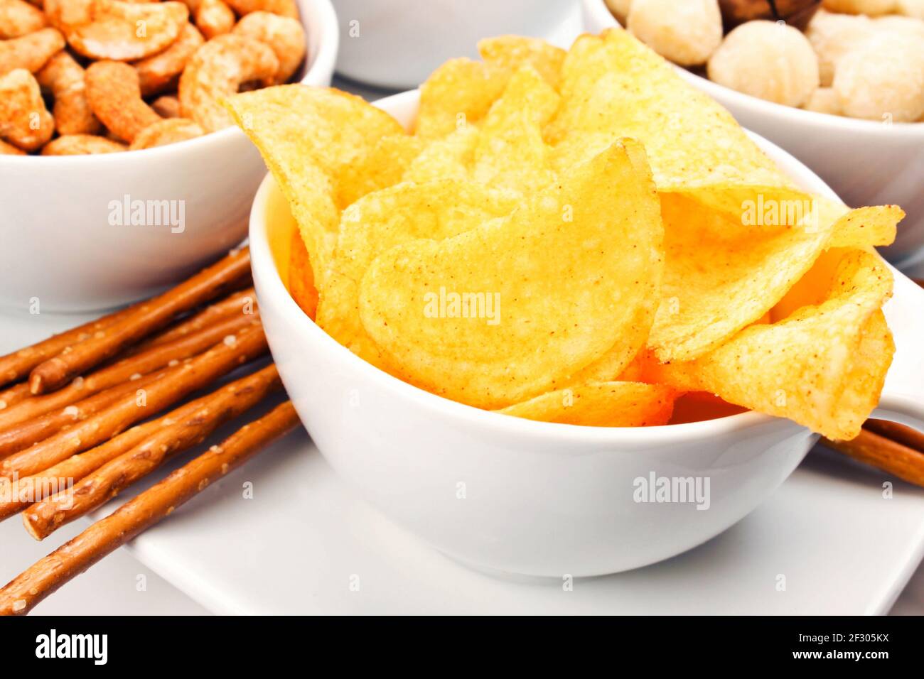 Chips und Salzstangen Stockfoto