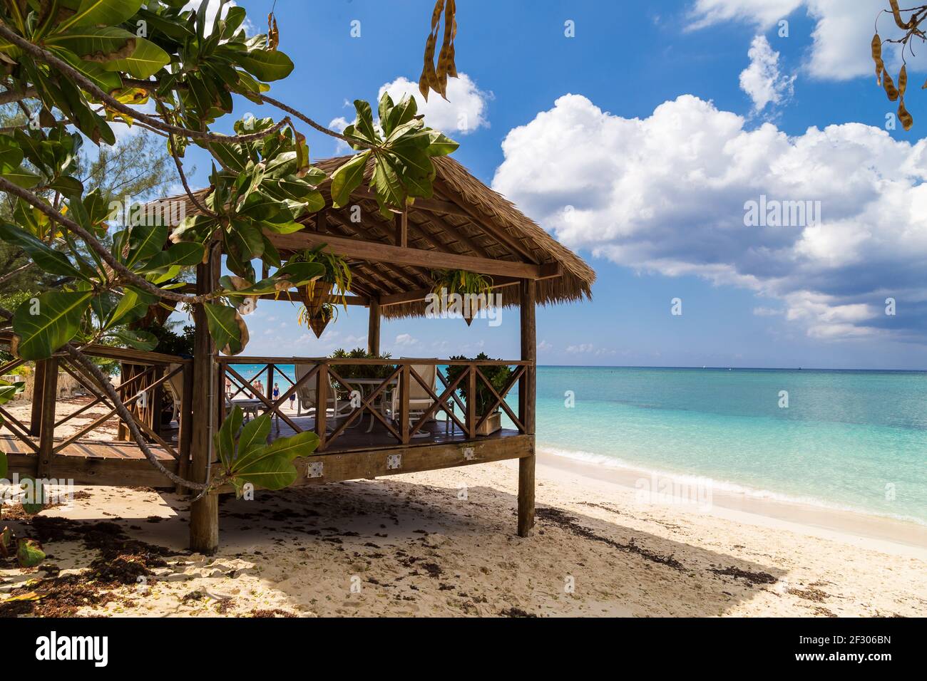 Schöner Holzpavillon an einem Strand von Grand Cayman. Karibische Insel. Stockfoto