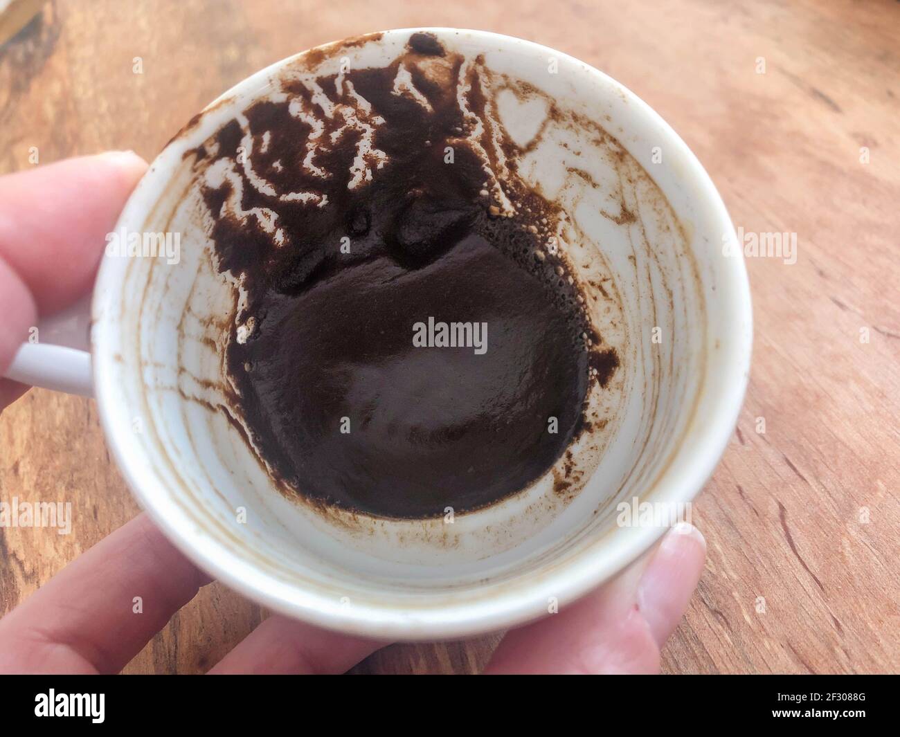 Die Formen auf dem Kaffeesatz im türkischen Kaffee pokal für Wahrsagerei Stockfoto