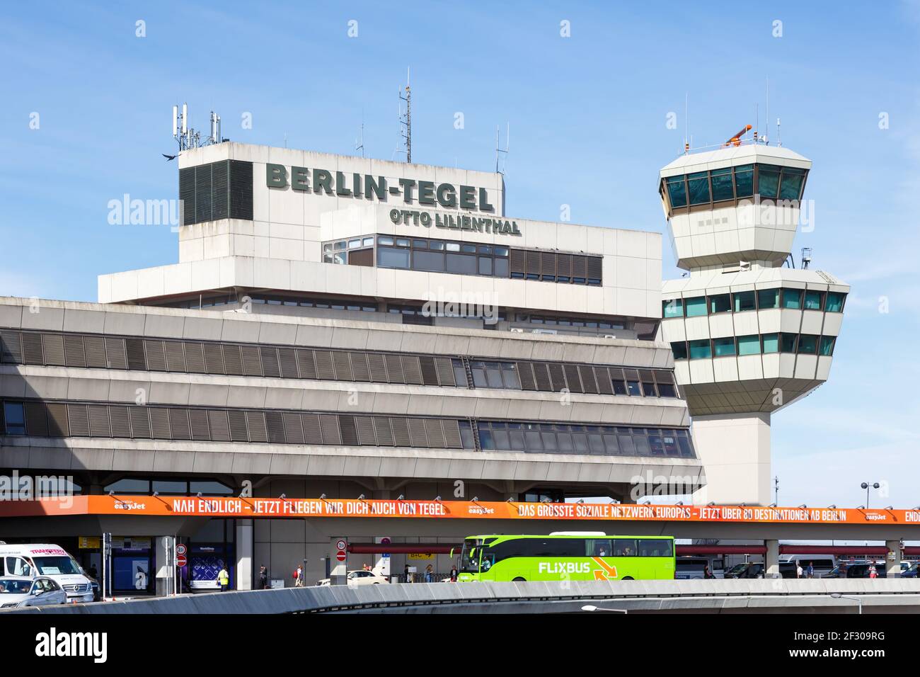 Berlin, Deutschland - 11. September 2018: Terminal und Tower am Flughafen Berlin Tegel (TXL) in Deutschland. Stockfoto