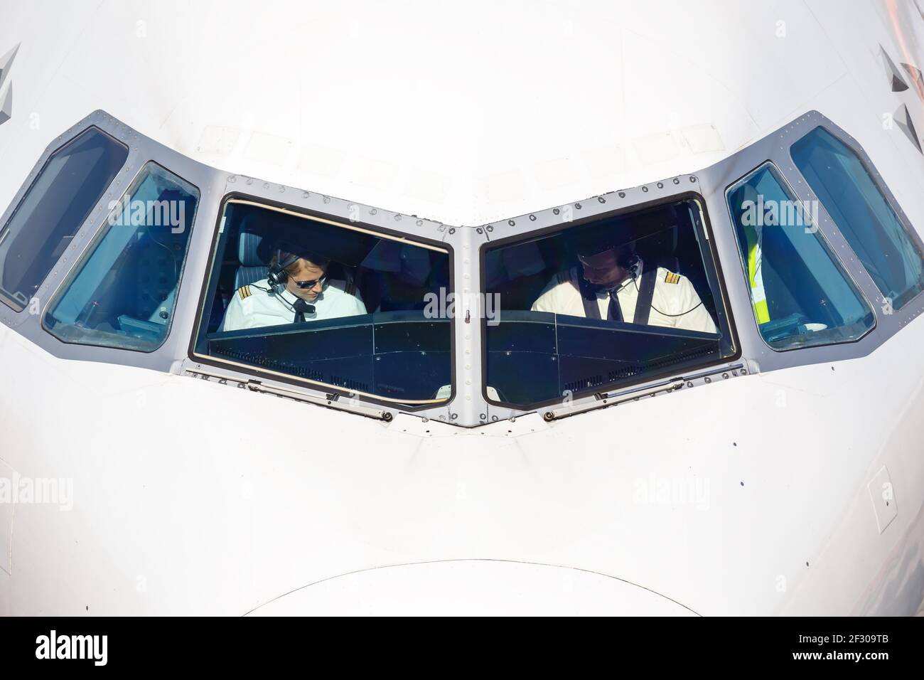 Berlin, 11. September 2018: Lufthansa Airbus Flugzeug Cockpit am Flughafen Berlin Tegel (TXL) in Deutschland. Airbus ist ein europäisches Flugzeugmanufa Stockfoto