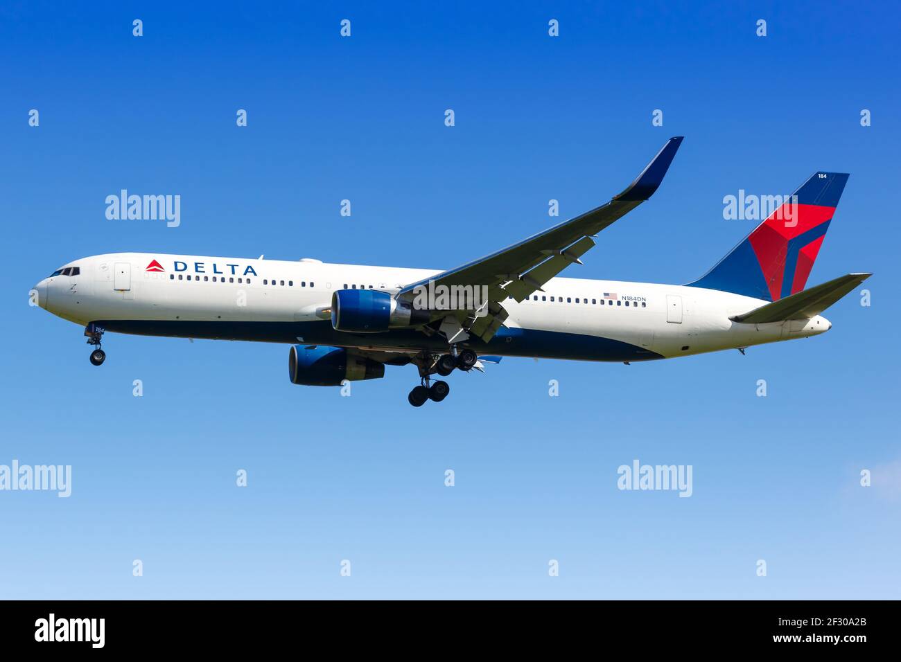 Paris, Frankreich - 17. August 2018: Delta Air Lines Boeing 767 Flugzeug am Flughafen Charles de Gaulles (CDG) in Paris. Boeing ist ein amerikanisches Aircra Stockfoto