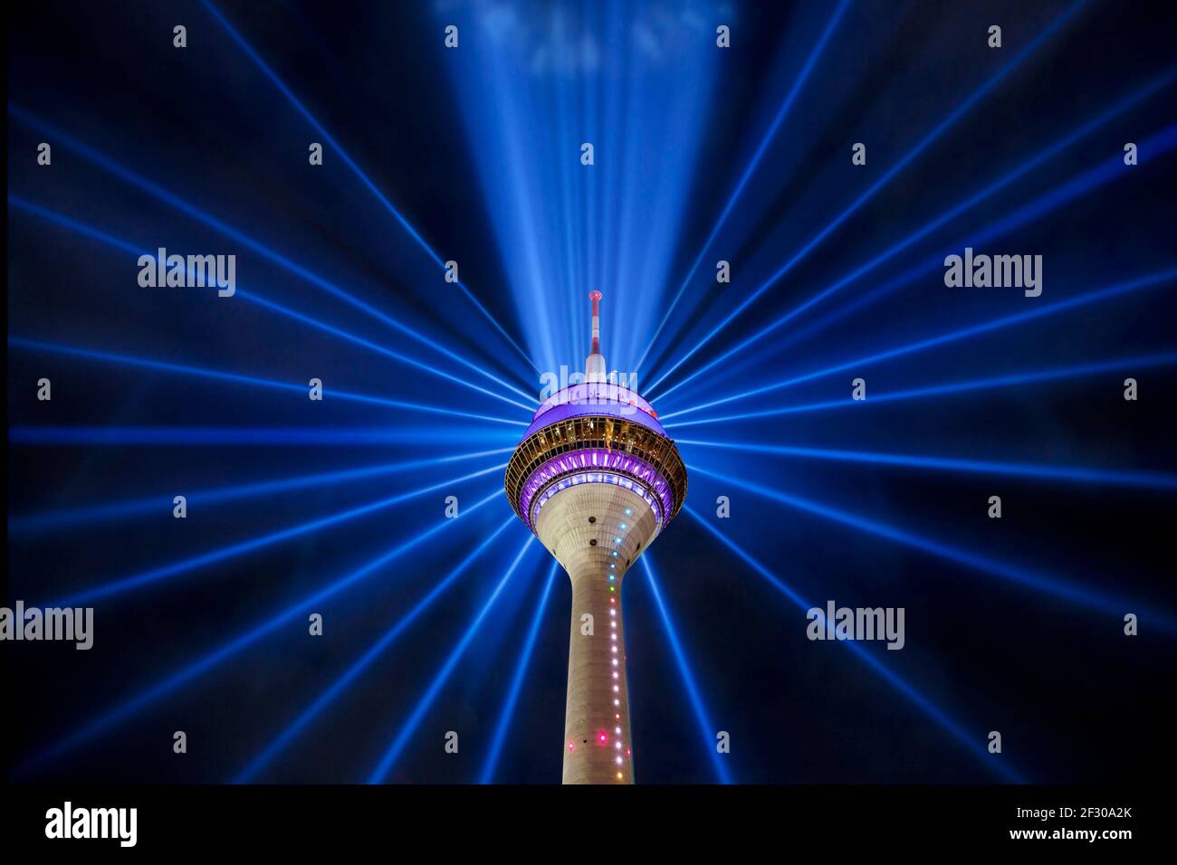 Lichtshow auf dem Rheinturm in Düsseldorf Stockfoto