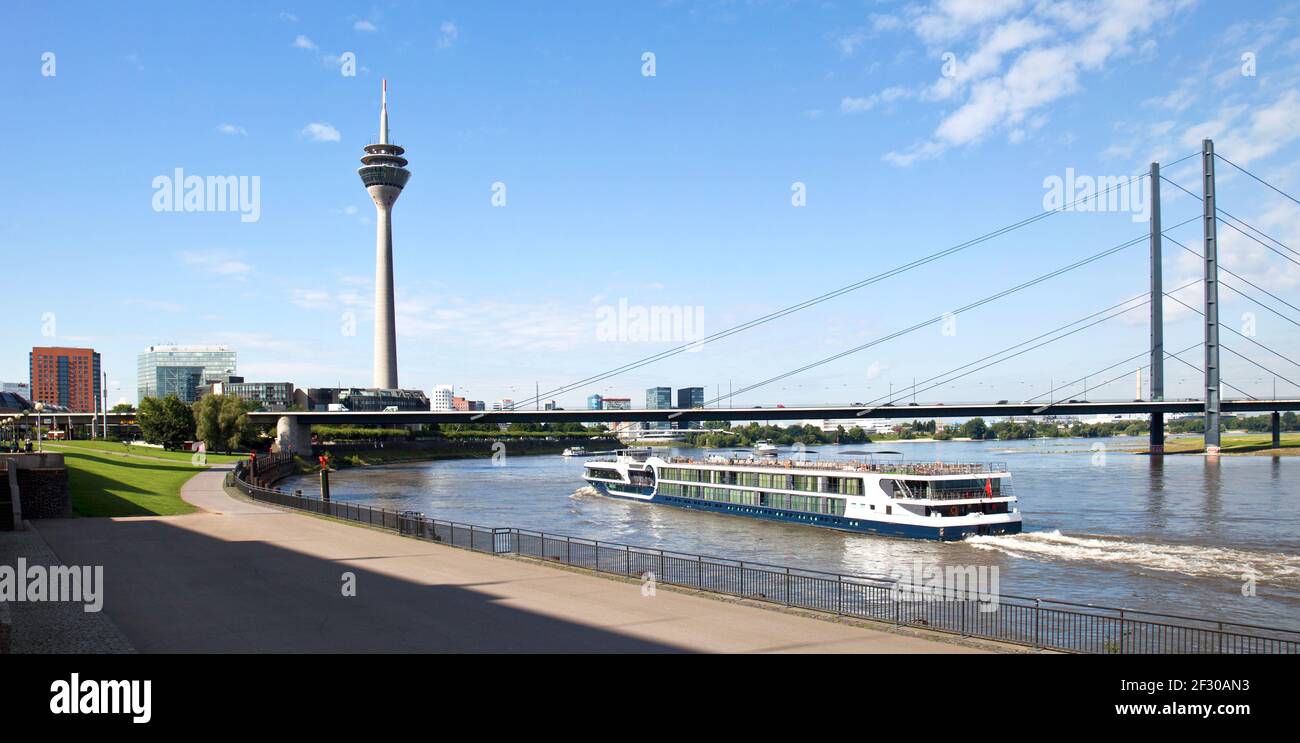 Blick auf den Rhein in Düsseldorf Stockfoto