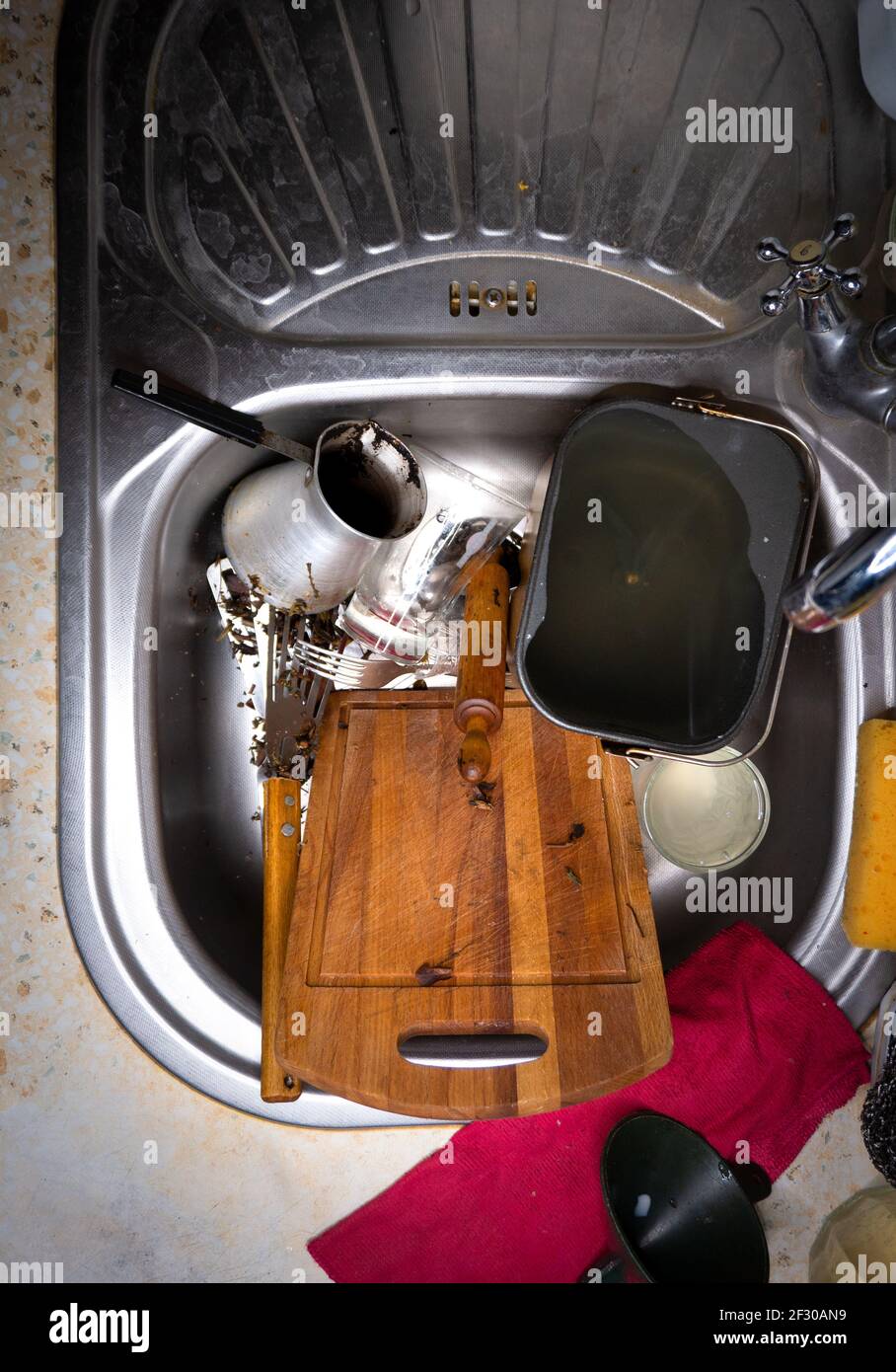 Viel schmutziges Geschirr und ein Durcheinander in der Spülbecken in der Küche Stockfoto