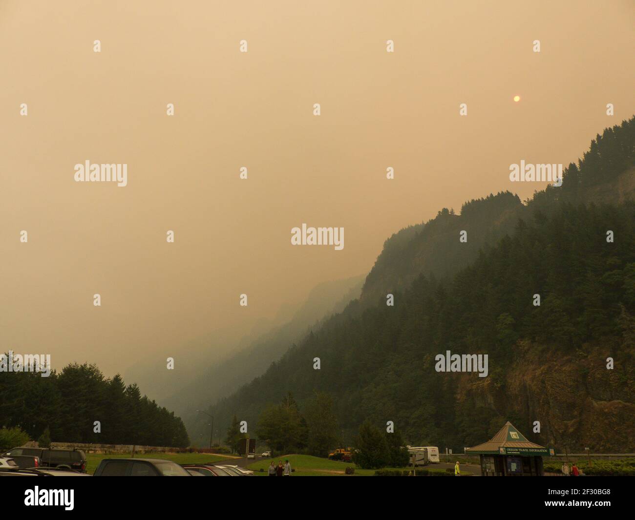 Rauchverschmutzung in der Columbia Gorge, Oregon, infolge des Eagle Creek Fire, September 2017. Stockfoto
