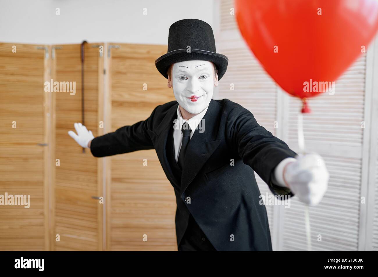 MIME-Künstler mit Luftballon, Comedy-Parodie Stockfoto