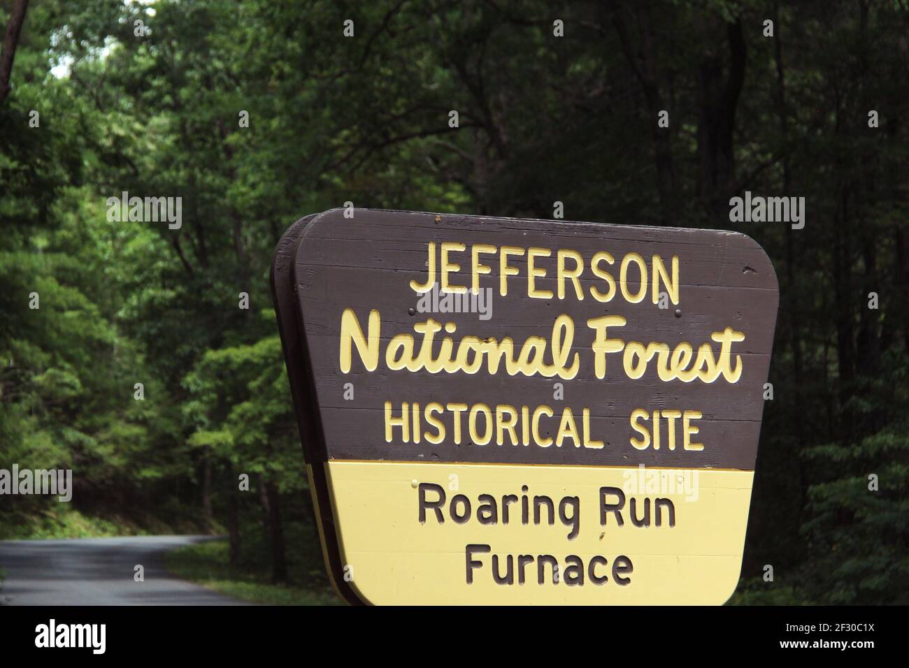 Schild am Eingang zum Roaring Run Furnace in Virginia, USA Stockfoto