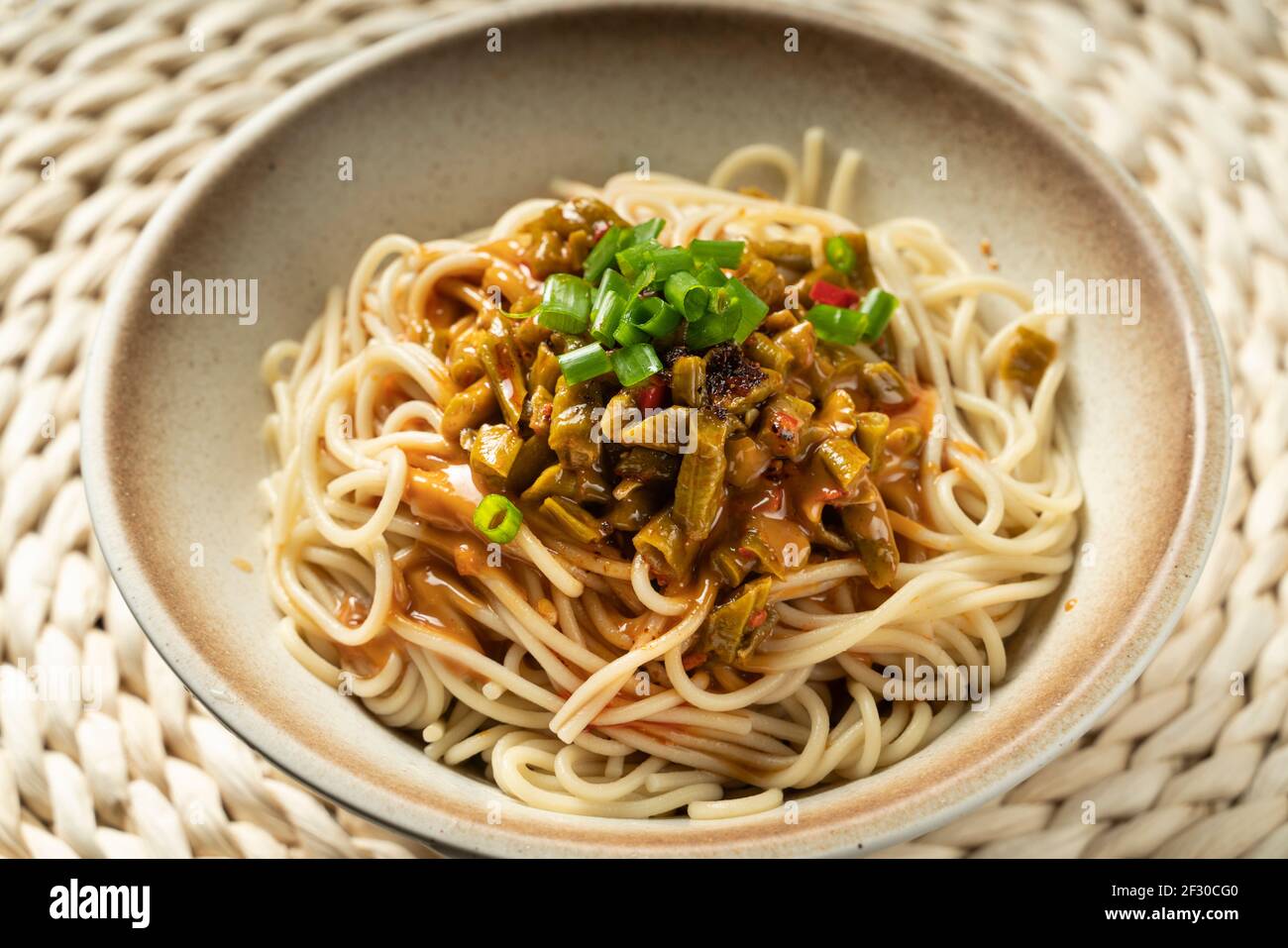Eine köstliche Schüssel mit Wuhan heißen und trockenen Nudeln Stockfoto