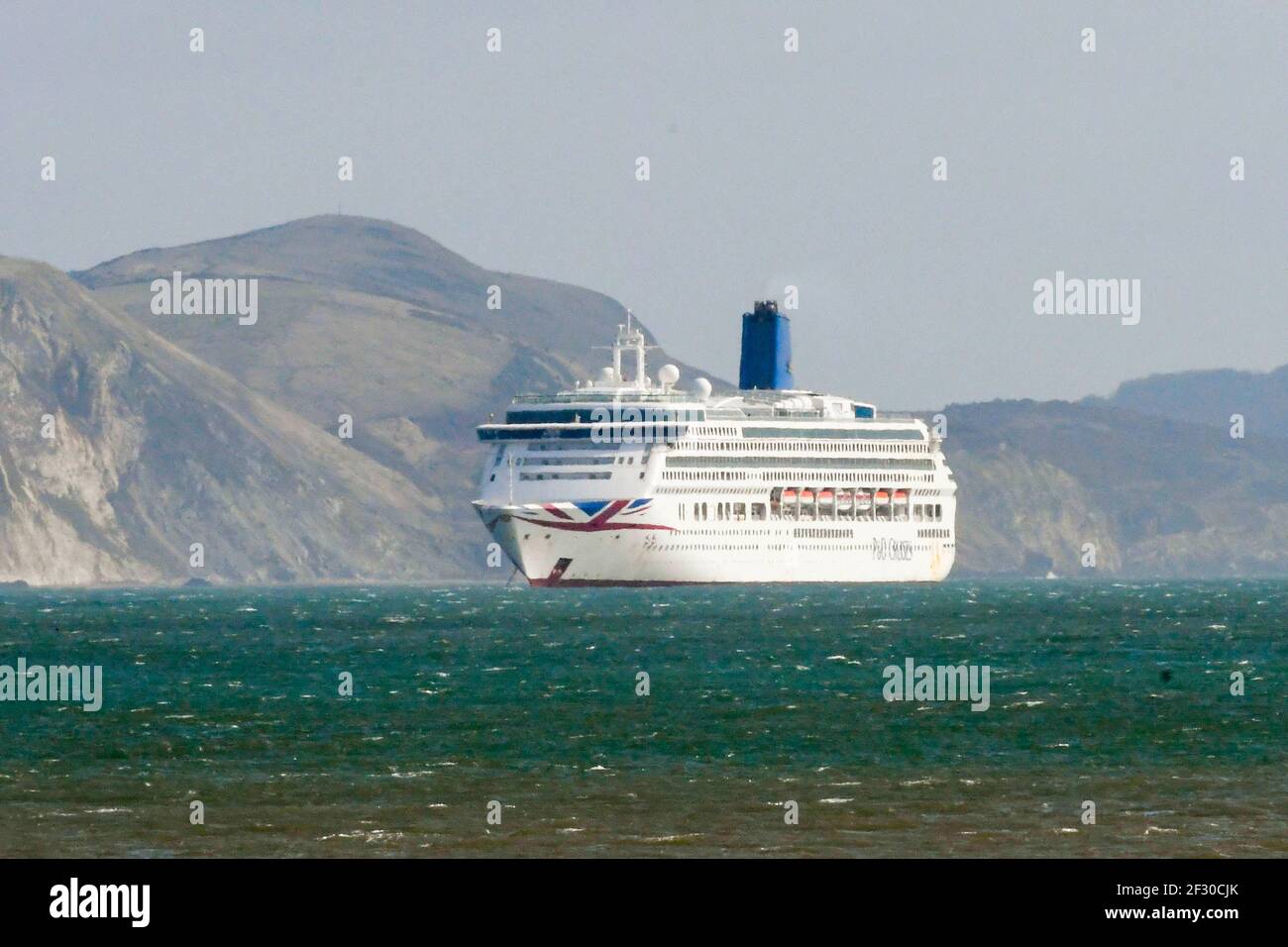 Weymouth, Dorset, Großbritannien. 14th. März 2021. Wetter in Großbritannien. Das leere P&O-Kreuzfahrtschiff Aurora ankerte in der Bucht von Weymouth in Dorset während der Covid-19-Sperre. Bild: Graham Hunt/Alamy Live News Stockfoto