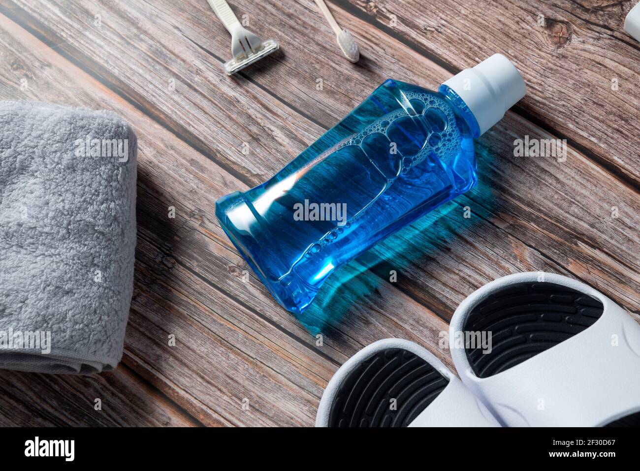 Flasche Mundwasser auf Holztisch Stockfoto