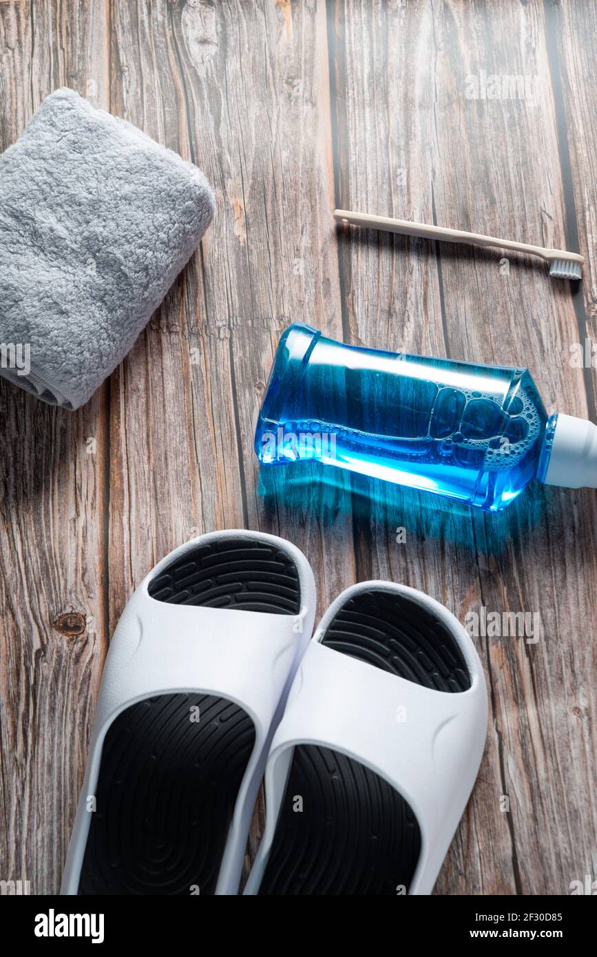 Flasche Mundwasser auf Holztisch Stockfoto